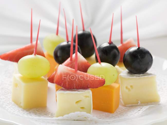 Aperitivos de queijo e frutas — Fotografia de Stock