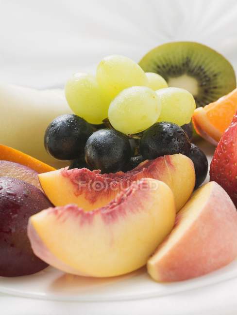 Fresh fruits on plate — Stock Photo