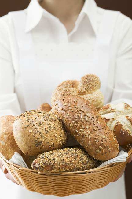 Femme tenant des petits pains — Photo de stock