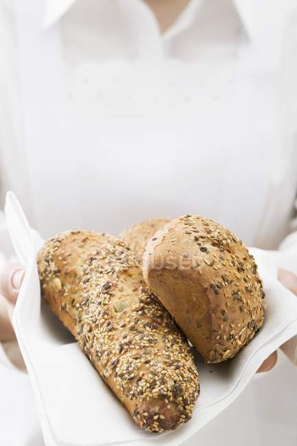 Donna che tiene rotoli di pane — Foto stock