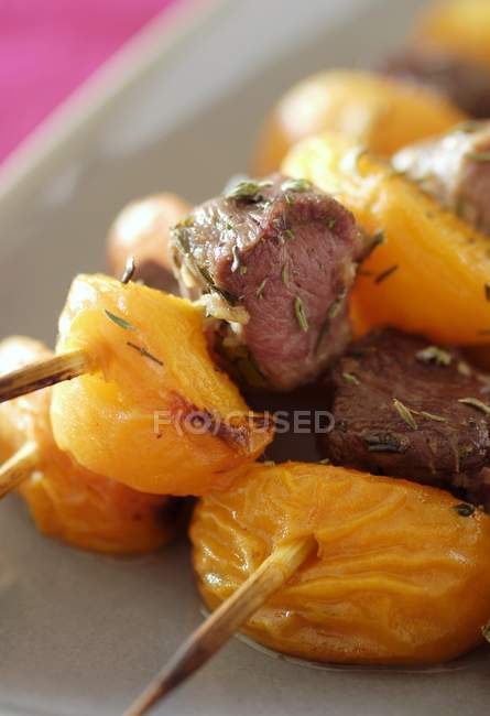 Duck and apricot kebabs — Stock Photo