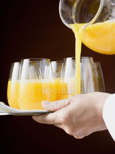 Versare il succo d'arancia nel bicchiere — Foto stock