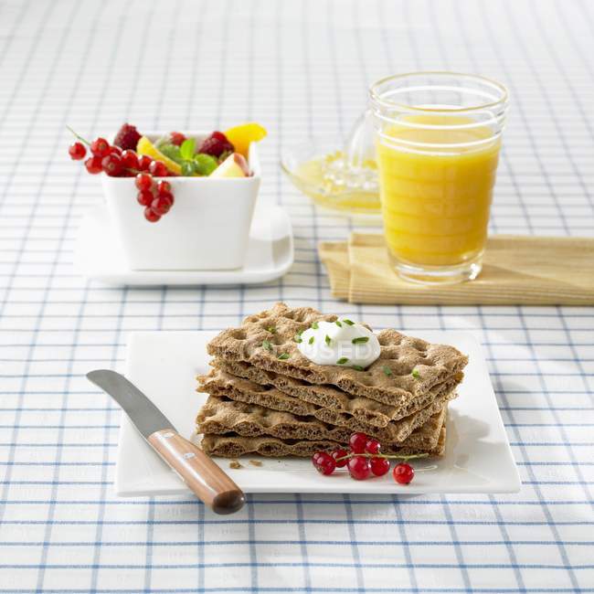 Frühstück mit Knäckebrot, frischen Beeren und Orangensaft — Stockfoto