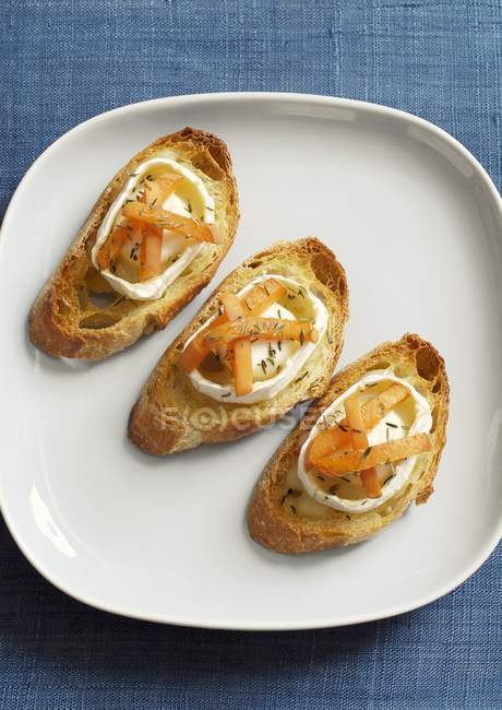 Crostini avec Camembert sur plaque — Photo de stock