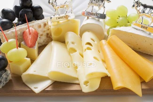 Bandeja de queso con uvas - foto de stock