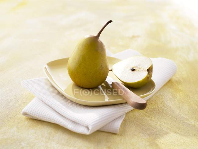 Whole and halved pears — Stock Photo