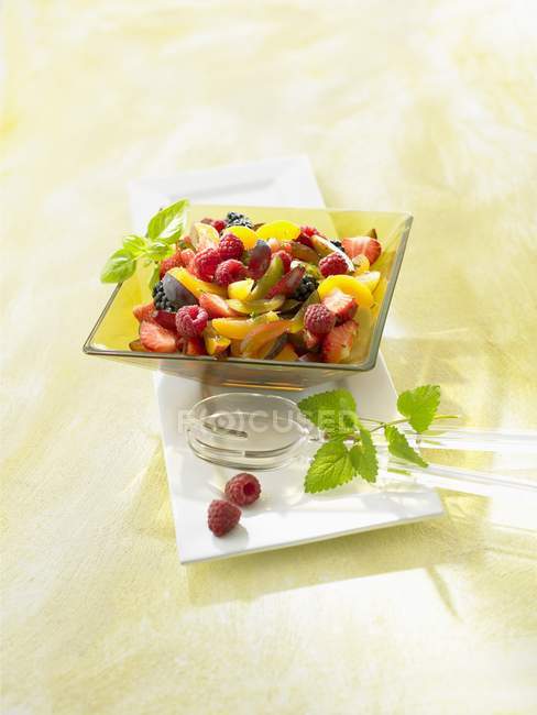 Вид крупным планом на свежий фруктовый салат в миске — стоковое фото