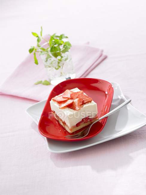 Tranche de tiramisu aux fraises — Photo de stock