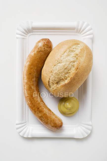 Bratwurst de salsicha com mostarda — Fotografia de Stock