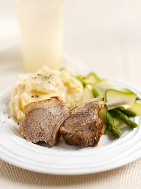 Lamb chops with mashed potatoes — Stock Photo