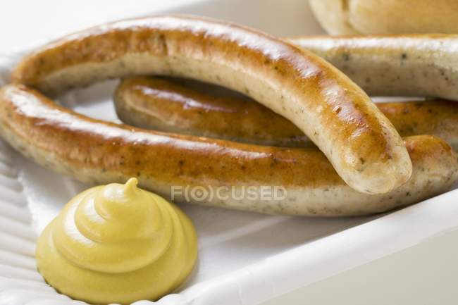 Salsichas com mostarda e pão — Fotografia de Stock