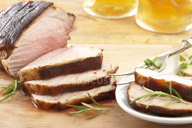 Carne di maiale arrosto parzialmente tagliata — Foto stock