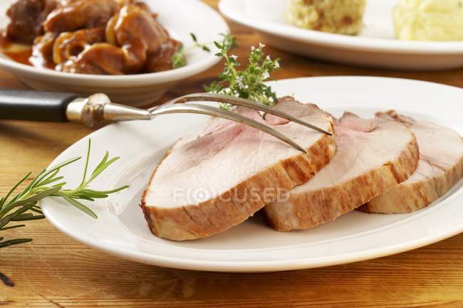 Porco assado com bolinhos de batata — Fotografia de Stock