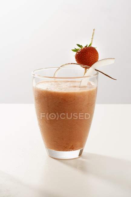 Erdbeer-Kokos-Flip — Stockfoto