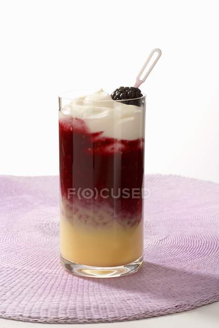 Closeup view of Advocaat cocktail with berries — Stock Photo