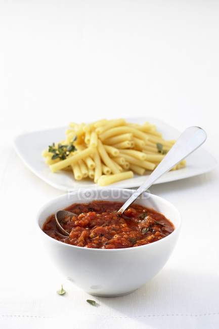 Makkaroni-Pasta mit vegetarischem Bolognese — Stockfoto