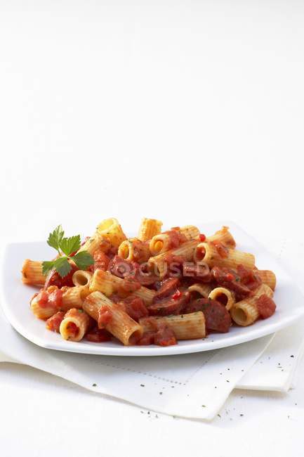 Rigatoni amatriciana Pasta mit Cabanossi — Stockfoto