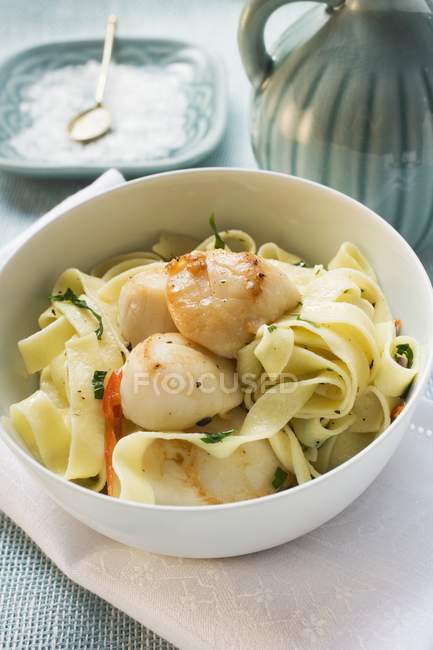 Ribbon pasta with fried scallops — Stock Photo
