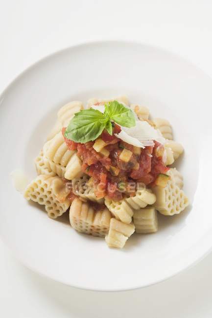 Pasta con pomodoro e salsa di zucchine — Foto stock
