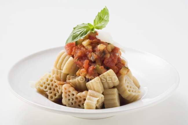 Pasta with tomato and courgette sauce — Stock Photo