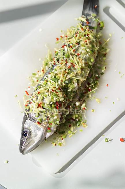 Sea bass with shredded vegetables — Stock Photo