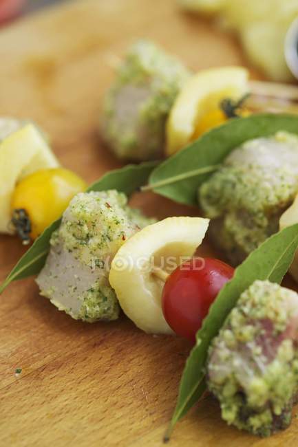 Swordfish y kebabs vegetales con adobo de hierbas - foto de stock