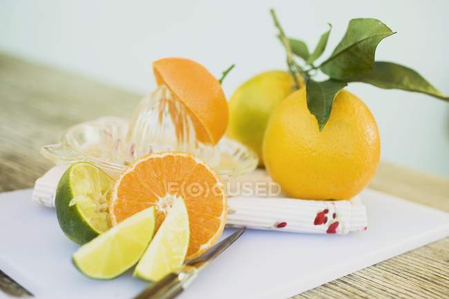 Fresh sliced citrus fruits — Stock Photo