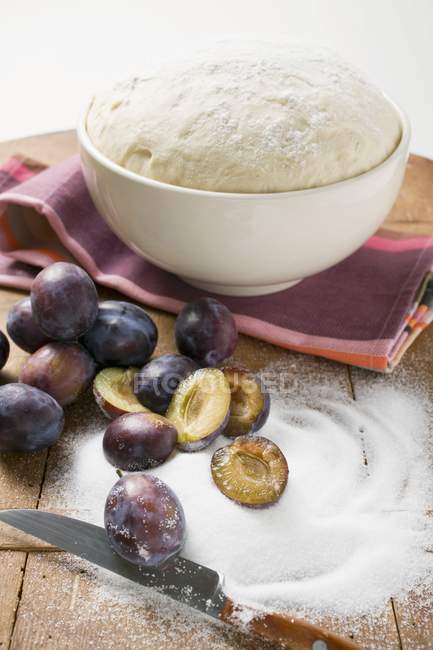 Whole and halved Damsons with sugar — Stock Photo