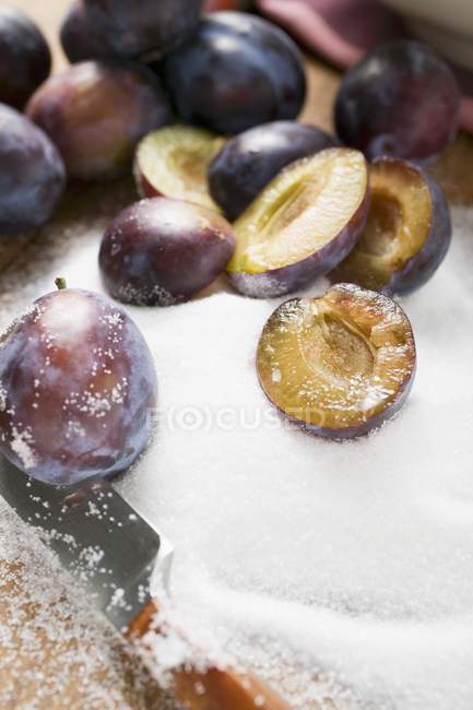 Damson intere e dimezzate con zucchero — Foto stock