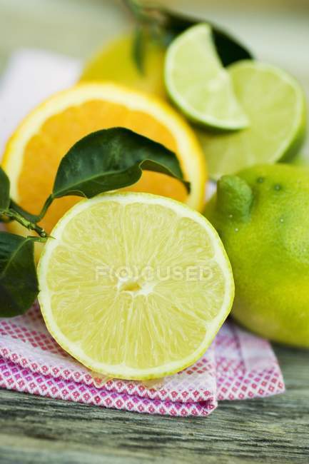 Tranches de citrons verts et de clémentine — Photo de stock