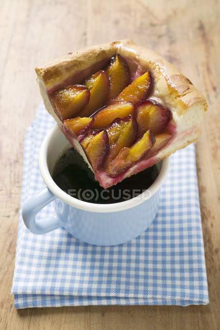 Damson cake on cup of coffee — Stock Photo