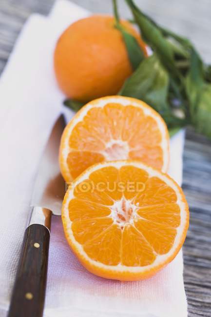 Clementina fresca reduzida para metade — Fotografia de Stock