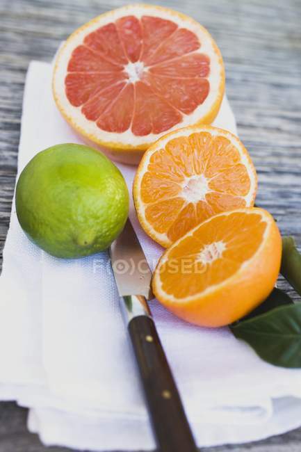 Clementine mit rosa Grapefruit und Limette — Stockfoto