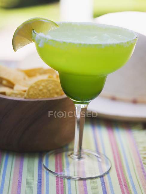 Cocktail à la chaux en verre vert — Photo de stock