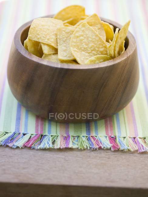 Tortilla chips en cuenco de madera - foto de stock