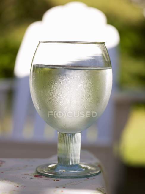 Vaso de agua mineral - foto de stock