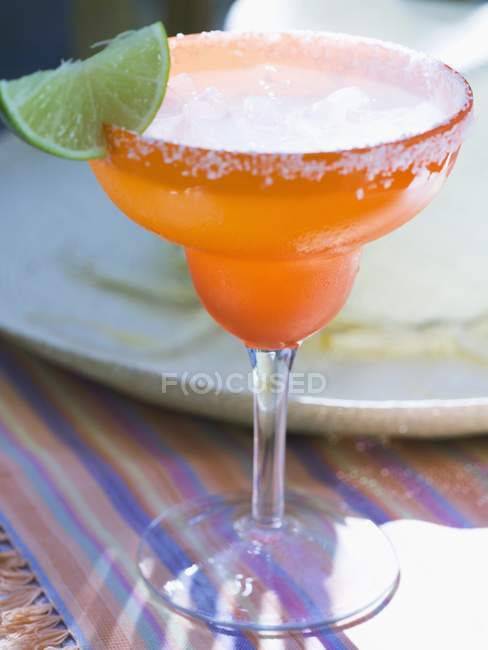 Лайм-коктейль в апельсиновому келиху — стокове фото