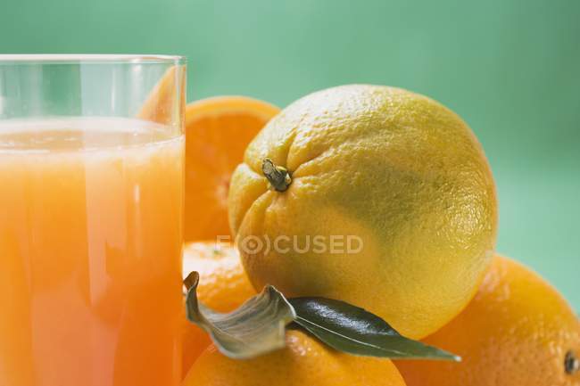 Glas frischen Saft mit Orangen — Stockfoto
