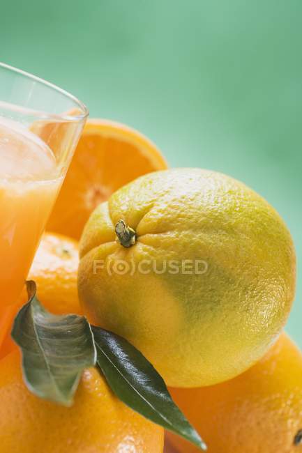 Склянка свіжого соку з апельсинами — стокове фото