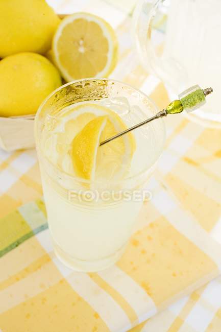 Lemonade in glass with fresh lemons — Stock Photo
