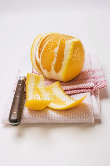 Orange pelée sur la serviette — Photo de stock