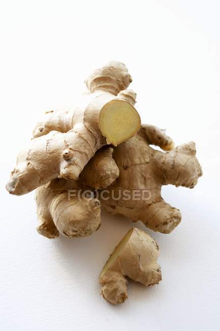 Tas de racines de gingembre frais — Photo de stock