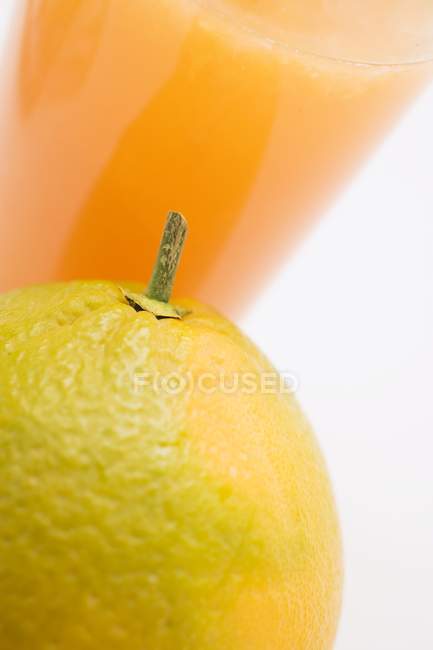 Vidro de suco com laranja — Fotografia de Stock