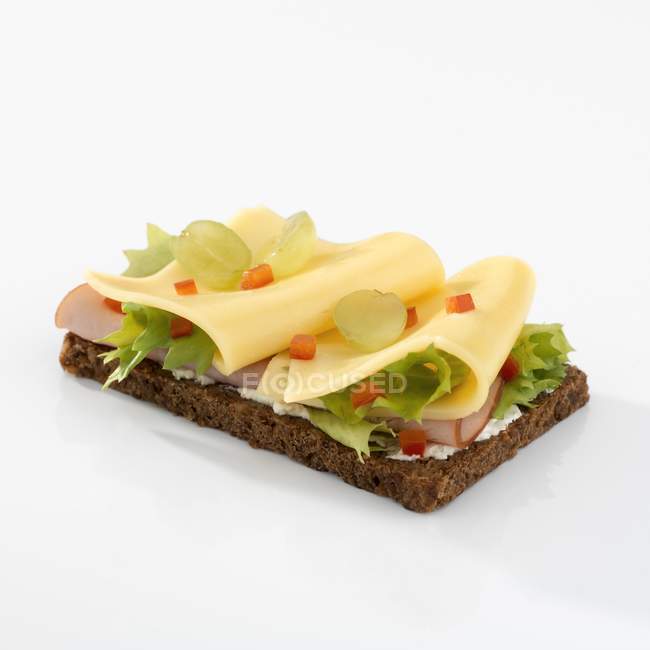 Prosciutto e formaggio sul pane — Foto stock