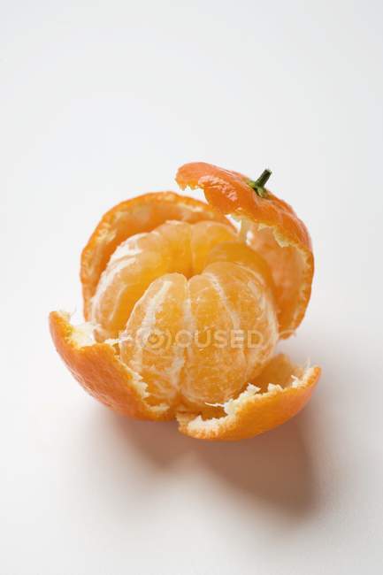 Clementina parzialmente pelata — Foto stock