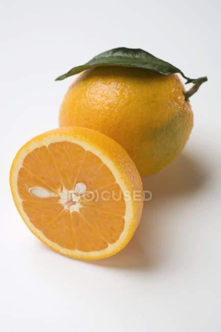 Naranjas enteras y a la mitad - foto de stock