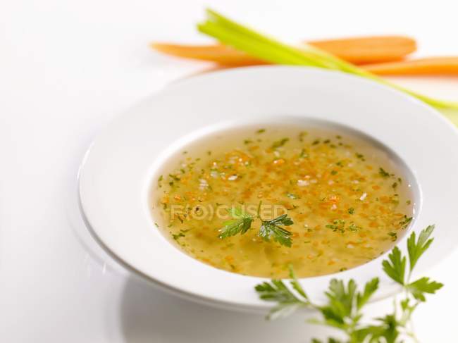 Ein Teller Gemüsebrühe auf weißem Teller — Stockfoto