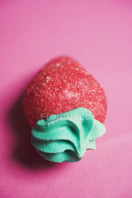 Primo piano vista di zucchero fragola su sfondo rosa — Foto stock