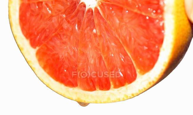 Сожмите свежий грейпфрут — стоковое фото
