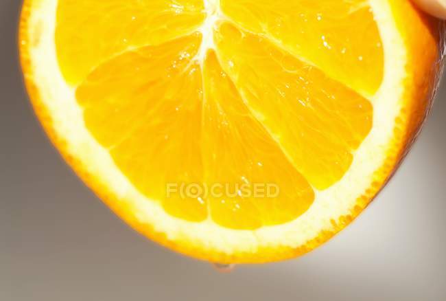 Squeezing fresh grapefruit — Stock Photo